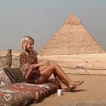 Naghubad ang isang turista sa harap ng Great Sphinx