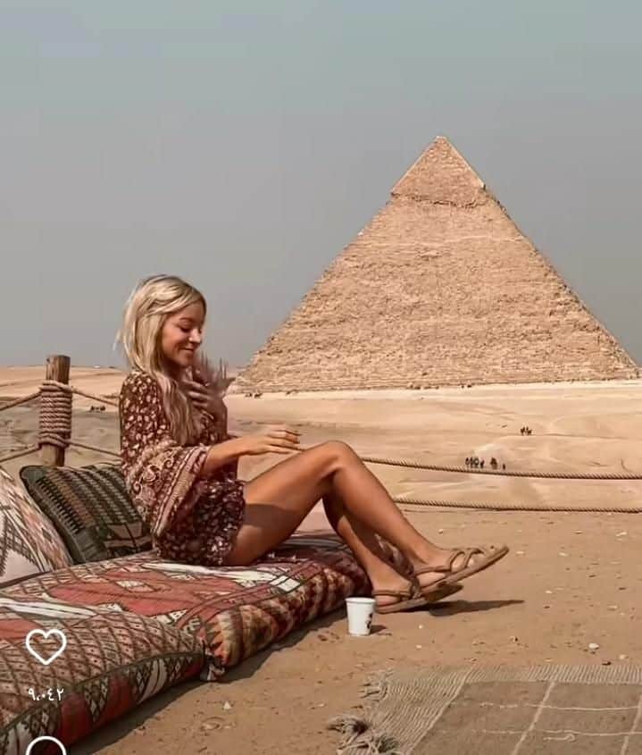 Turista sa vyzlieka pred Veľkou Sfingou