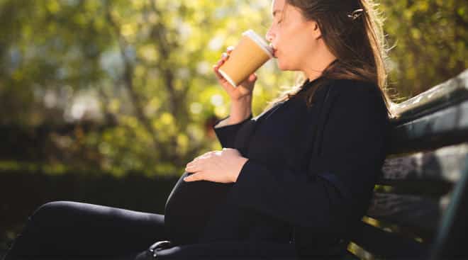Drikker kaffe gravid foster