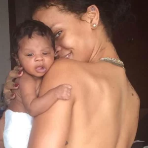 Rihanna bere haurrarekin