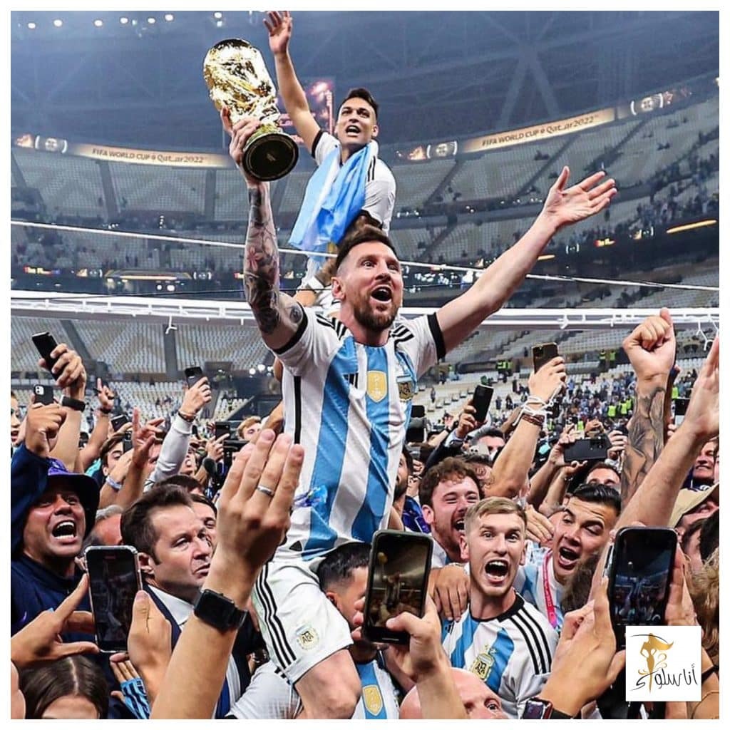 Sa yapak ni Maradona..Hawak ni Messi ang World Cup