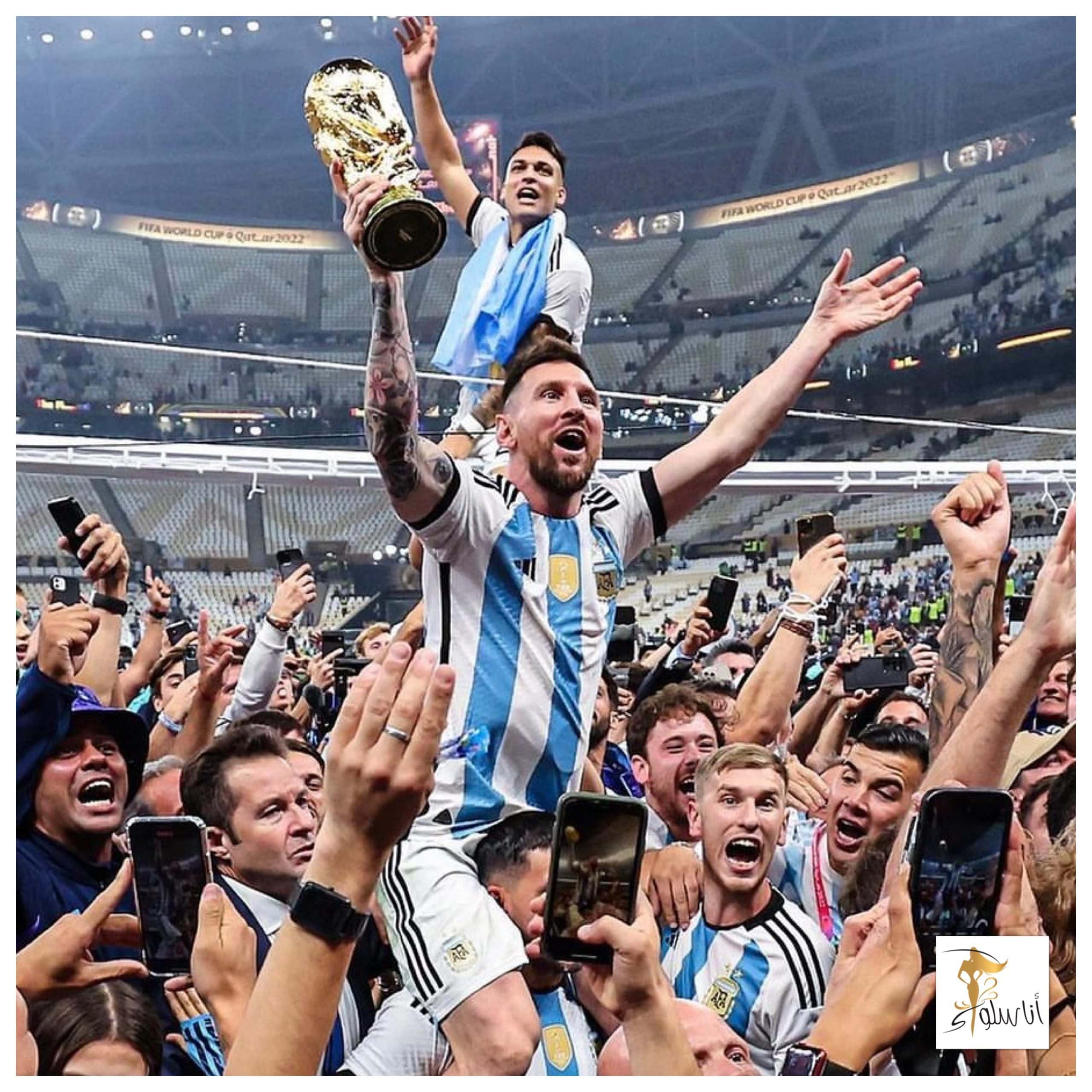 ໃນຮອຍຕີນຂອງ Maradona..Messi ຖືເຕະບານໂລກ