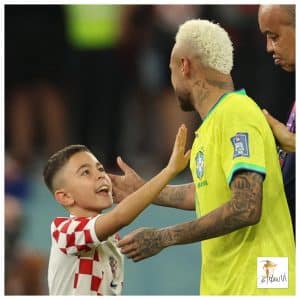 Horvātu bērns iebrūk stadionā, lai mierinātu Neimaru