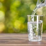 ¿Cuál es la cantidad de agua recomendada para beber?