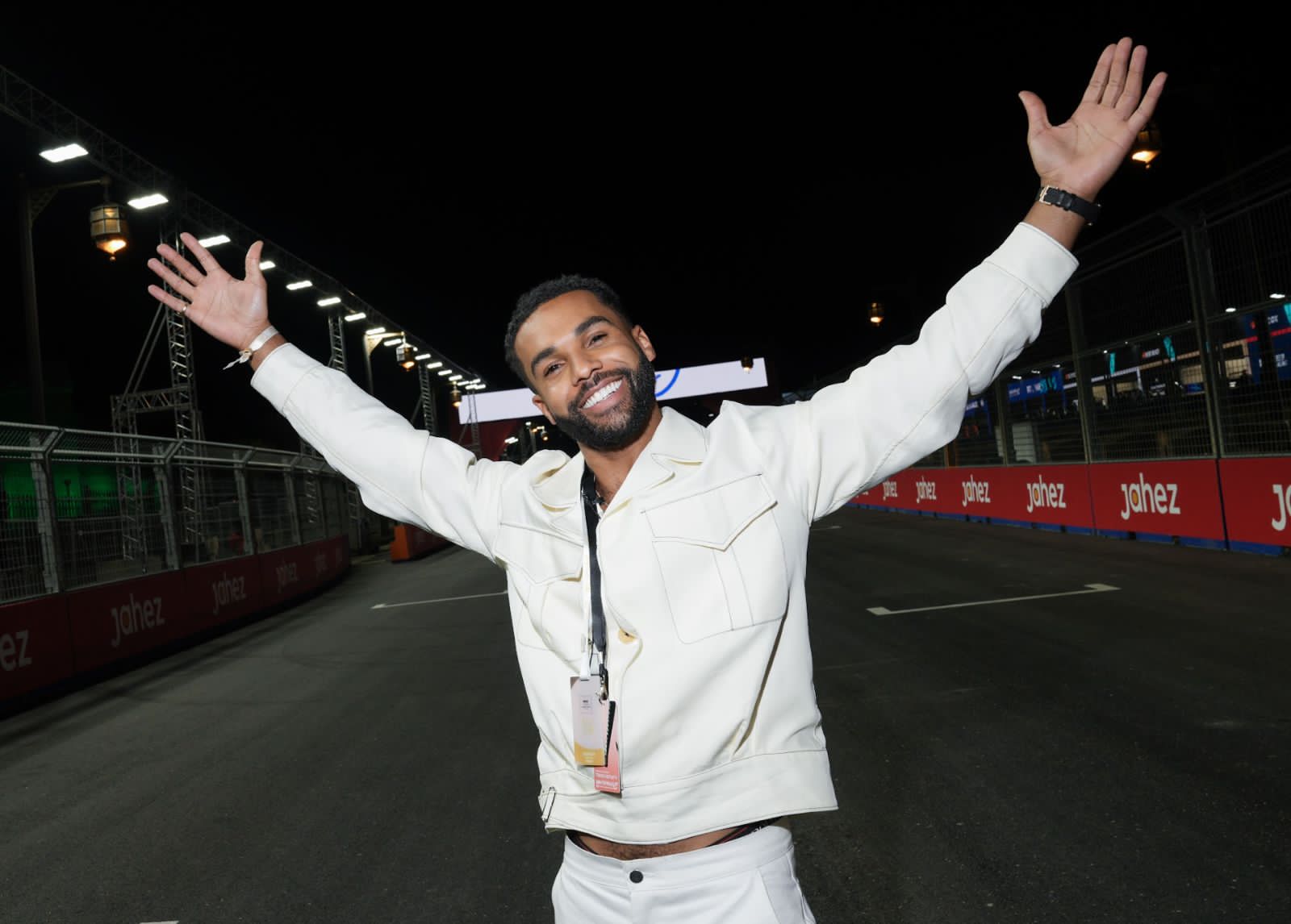 A estrela da TV Lucien Laviscount participa do ABB Formula E World Championship em Diriyah