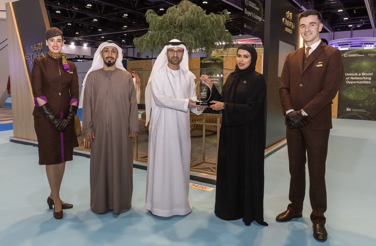 The Environment Agency - Abu Dhabi awards the honorary environmental label to Etihad Airways