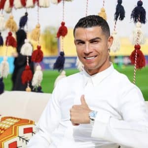 Cristiano Ronaldo con el uniforme saudí el día de la fundación