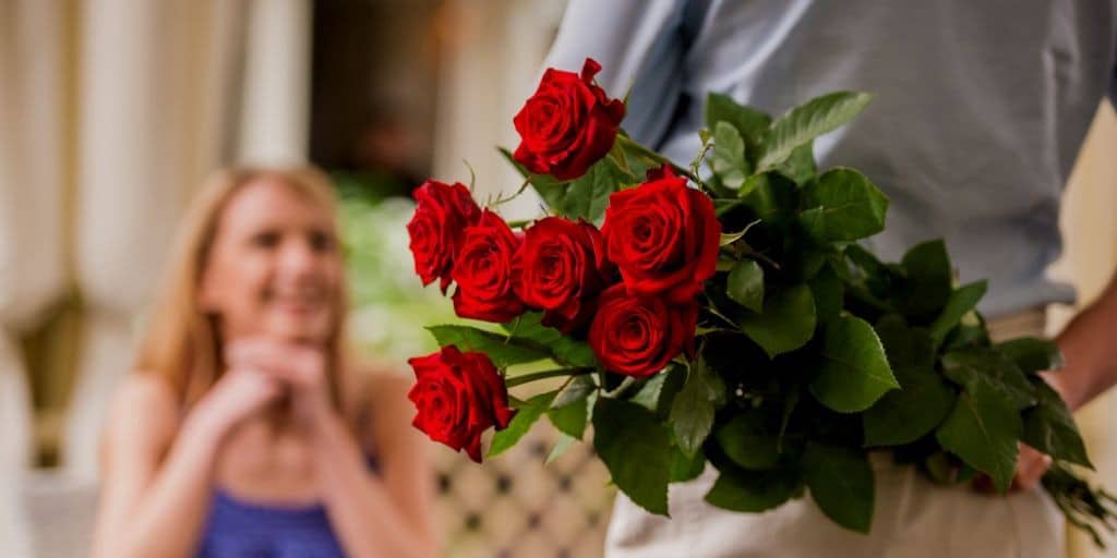 Vad är förhållandet mellan röda rosor och kärlek?