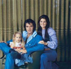 إلفيس برسلي مع زوجته وابنته 