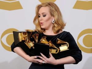 Tha Adele a’ cumail na Duaisean Grammy