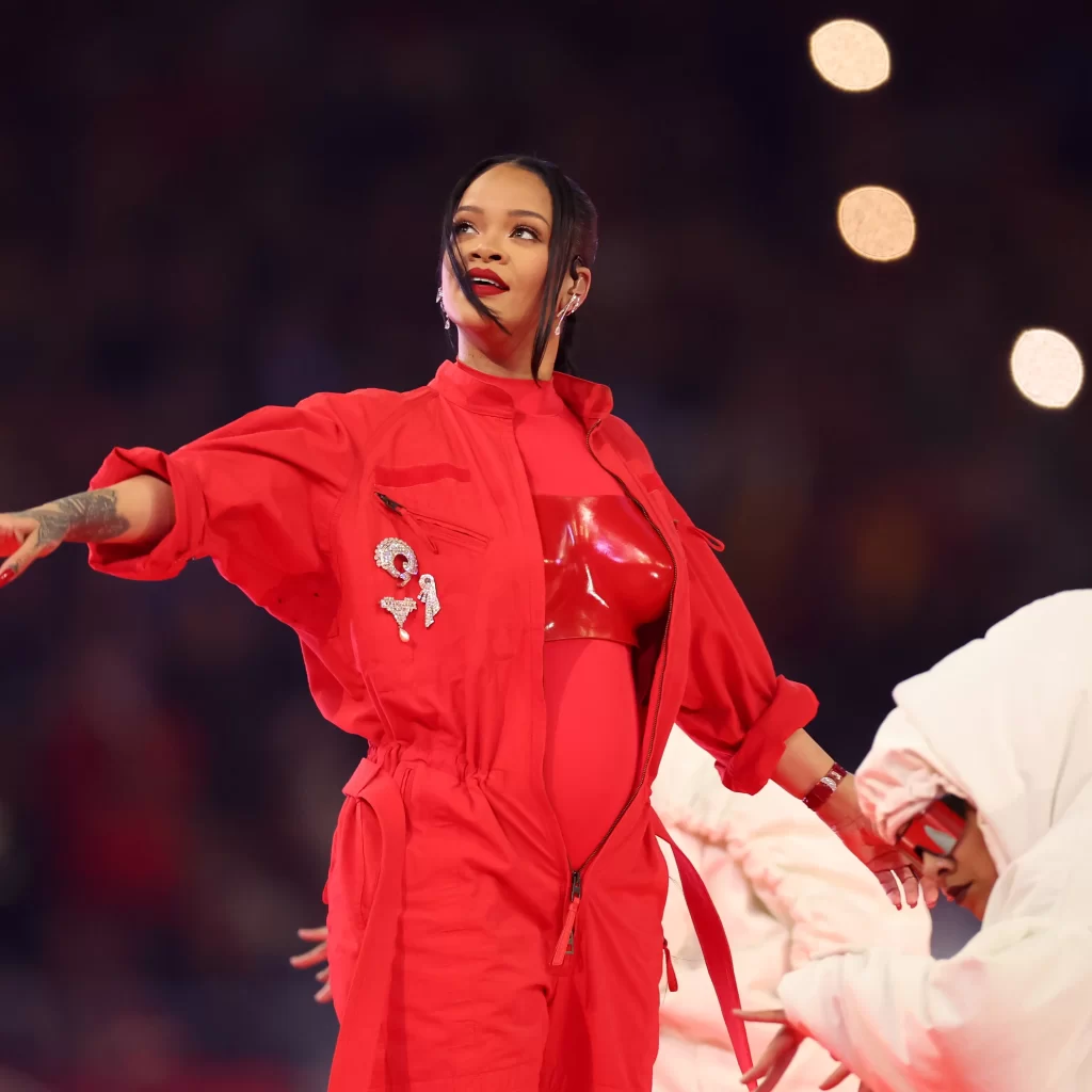 Rihanna avslöjar sin graviditet på Super Bowl-festen