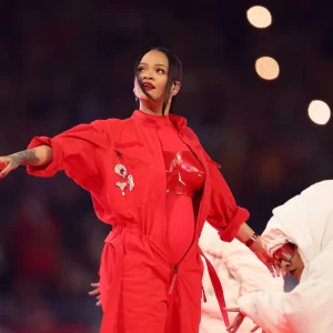 Rihanna បង្ហាញពីការមានផ្ទៃពោះរបស់នាងនៅឯពិធីជប់លៀង Super Bowl