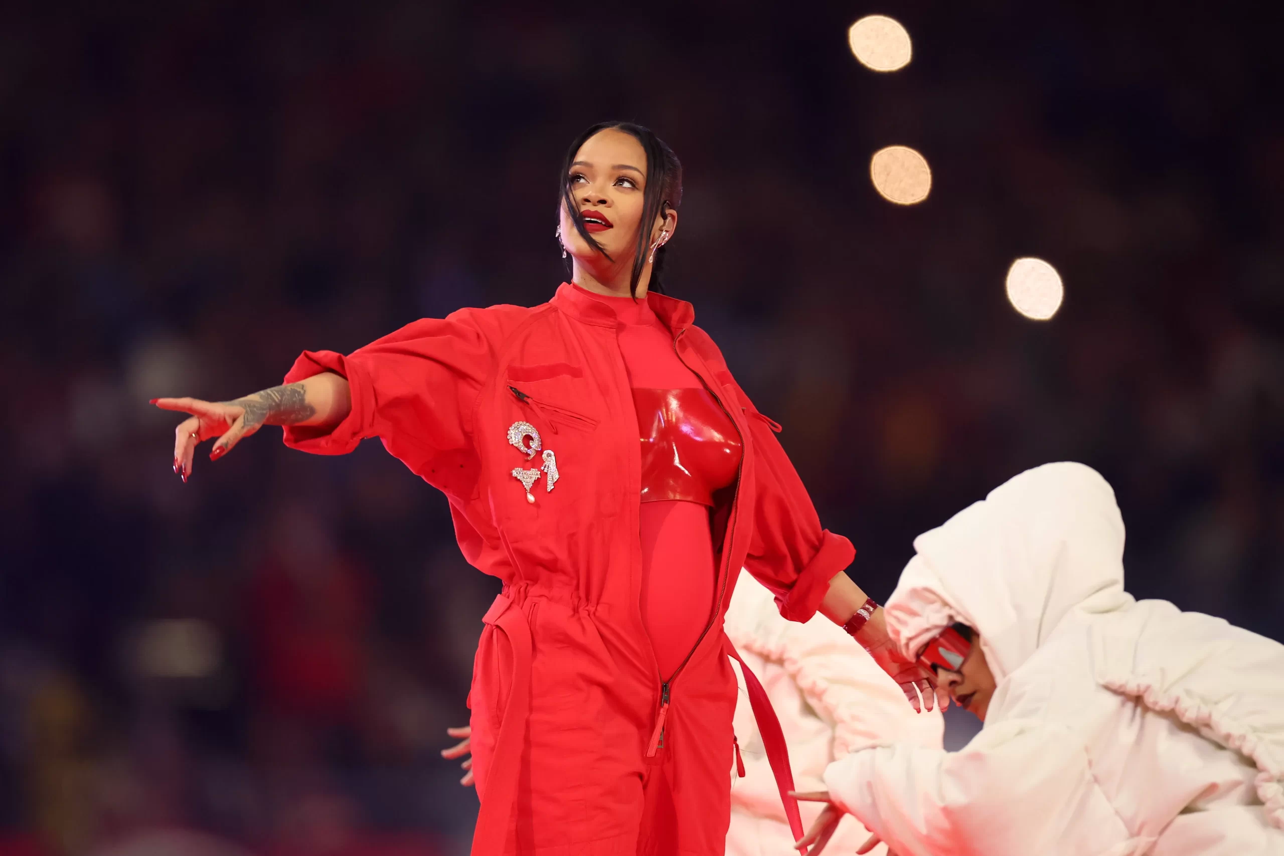 Rihanna opinberar óléttu sína í Super Bowl veislunni