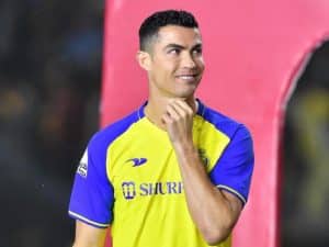 Cristiano Ronaldo beantwoordt de vrouwen van Al-Nasr Club