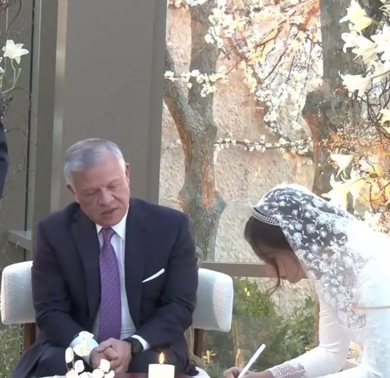 Kráľ Abdullah a moment manželskej zmluvy jeho dcéry princeznej Iman