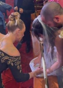 Adele signeert de jurk van de bruid