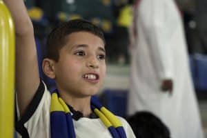 الطفل السوري نبيل سعيد بين الحضور في الملعب 