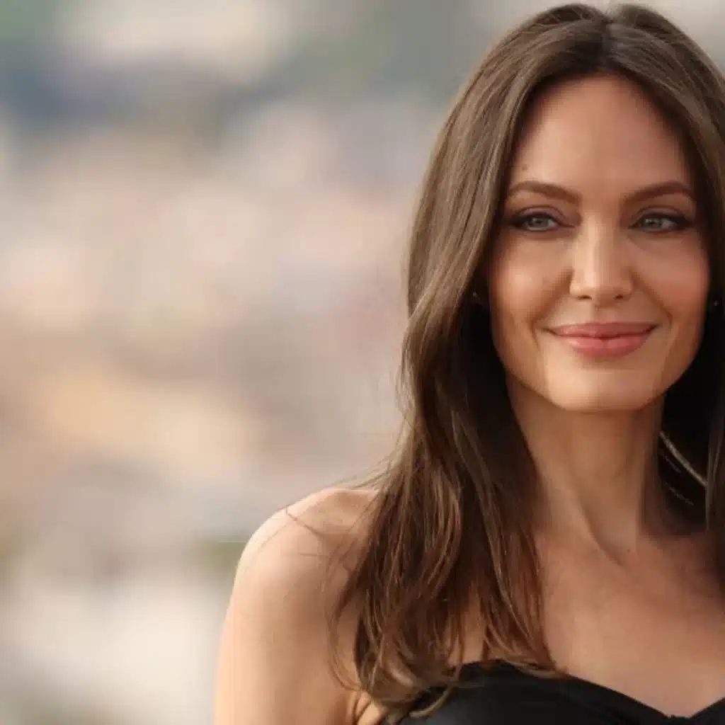 Angelina Jolie atike awọn igbesẹ