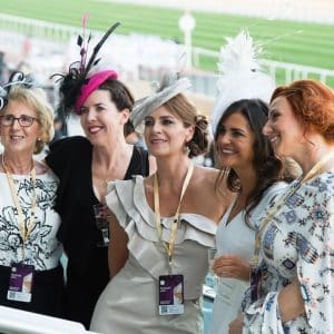 Dubai Racing Club Ladies Day accoglie moda, stile è eleganza à Super Saturday