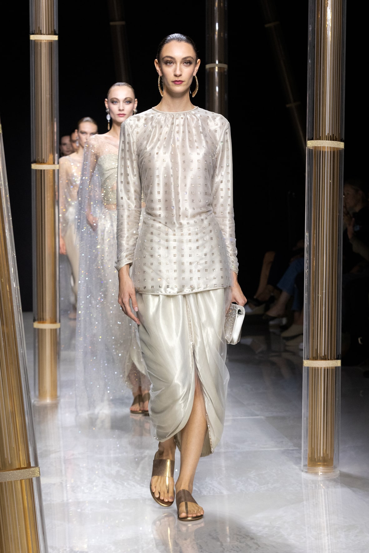 "विले डी'ओर" (गोल्डन थ्रेड) ज्योर्जियो अरमानी द्वारे महिला फॅशन स्प्रिंग-समर 2023