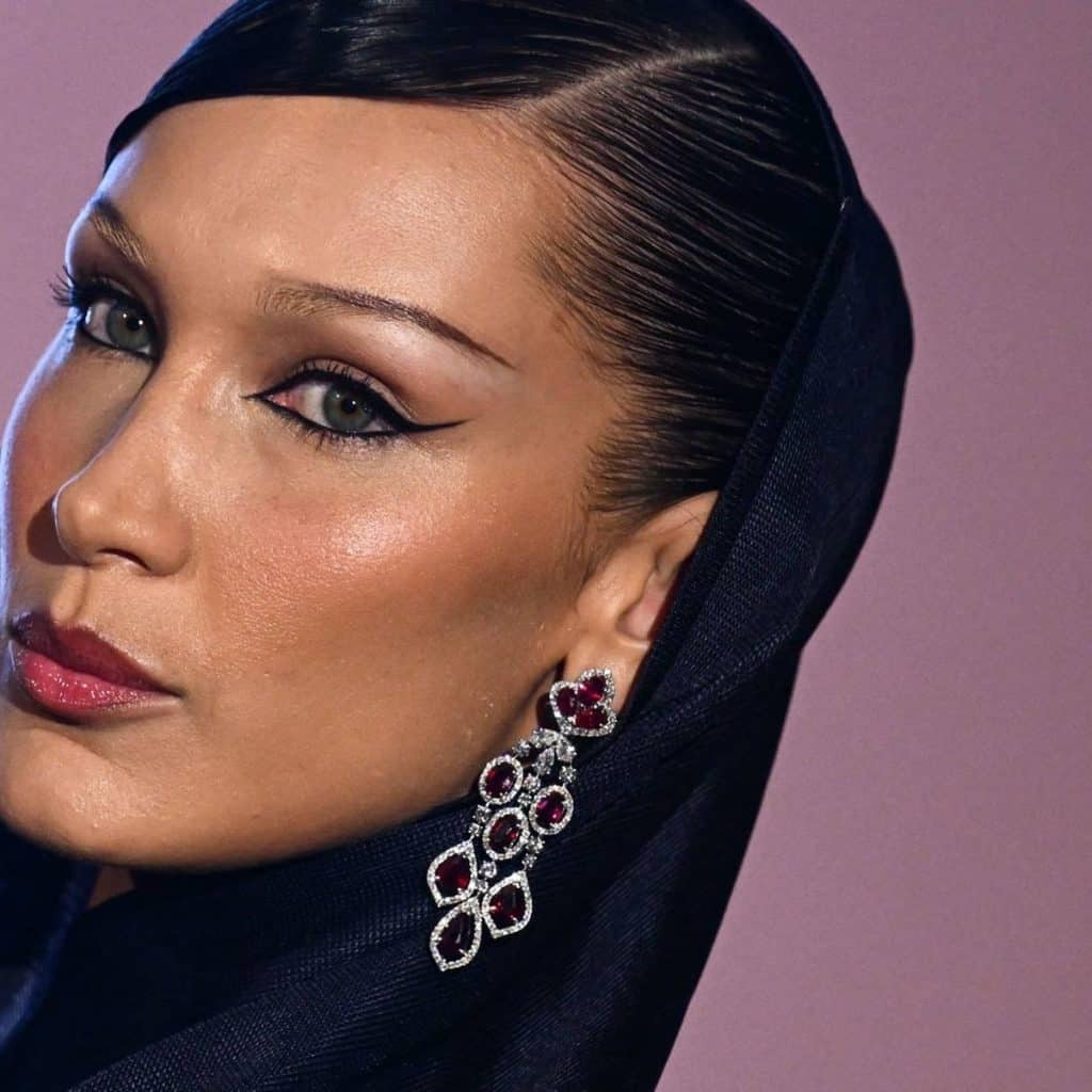 U-Bella Hadid nge-hijab