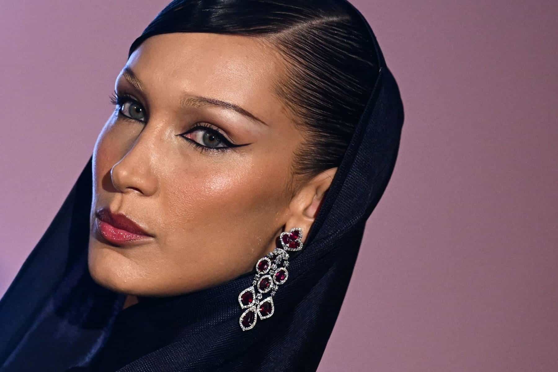 Bella Hadid trong khăn trùm đầu