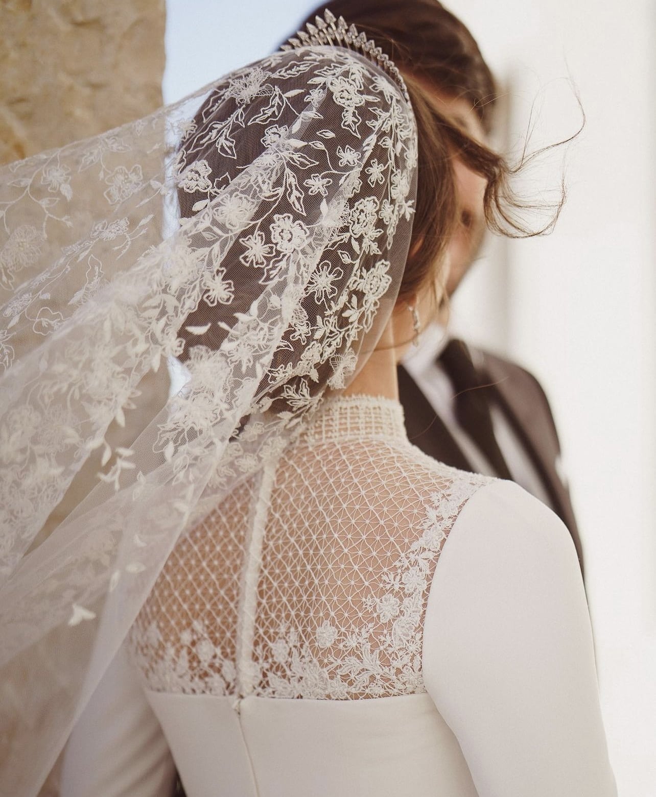 ديور تنشر تفاصيل فستان زفاف الأميرة إيمان 