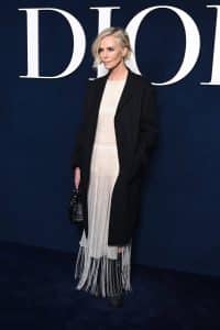 Charlize Theron ĉe la Dior-spektaklo