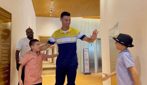 Cristiano Ronaldo met die Siriese kind