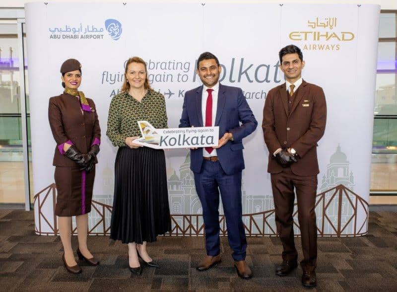 Eric D, hoofinkomstebeampte, Etihad Airways, en Maureen Bannerman, kommersiële hoof, Abu Dhabi Lughawens, by 'n seremonie ter viering van Etihad Airways se nuwe vlug na Calcutta by Abu Dhabi Internasionale Lughawe.