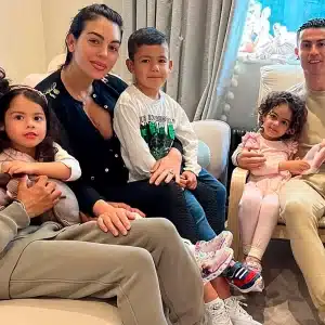 Ronaldo bersama pasangannya Georgina dan keluarganya