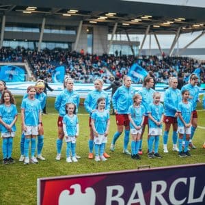 „Etihad Airways“ ir „Manchester City“ žaidėjai įgyvendina jaunųjų futbolininkų svajones