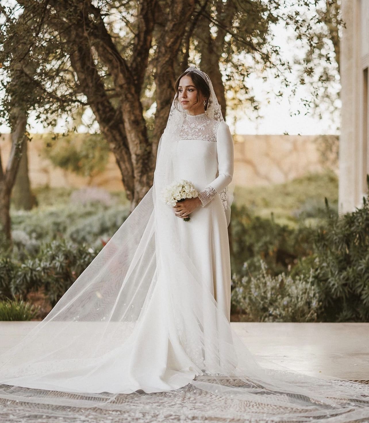 ديور تنشر تفاصيل فستان زفاف الأميرة إيمان
