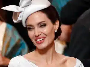 Angelina Jolie atike awọn igbesẹ