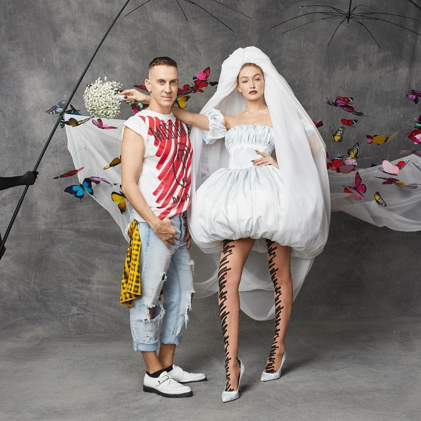 Jeremy Scott dan Gigi Hadid di Moschino