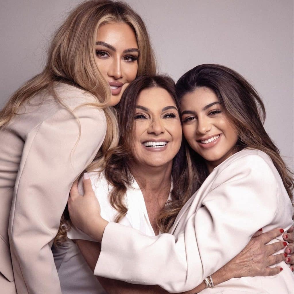 Maya Diab com sua mãe e filha, estrelas e o número de beleza de sua mãe