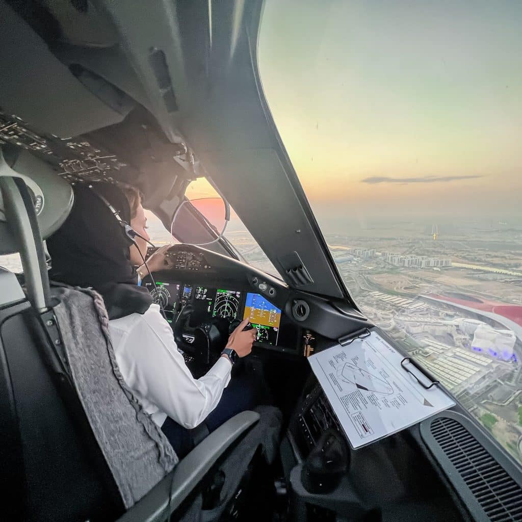Etihad Airways үчүн Жакынкы Чыгыштагы Boeing 787 Dreamliner учагында көп экипаждан турган пилоттук лицензия берүү боюнча биринчи окуу программасында олуттуу жетишкендик