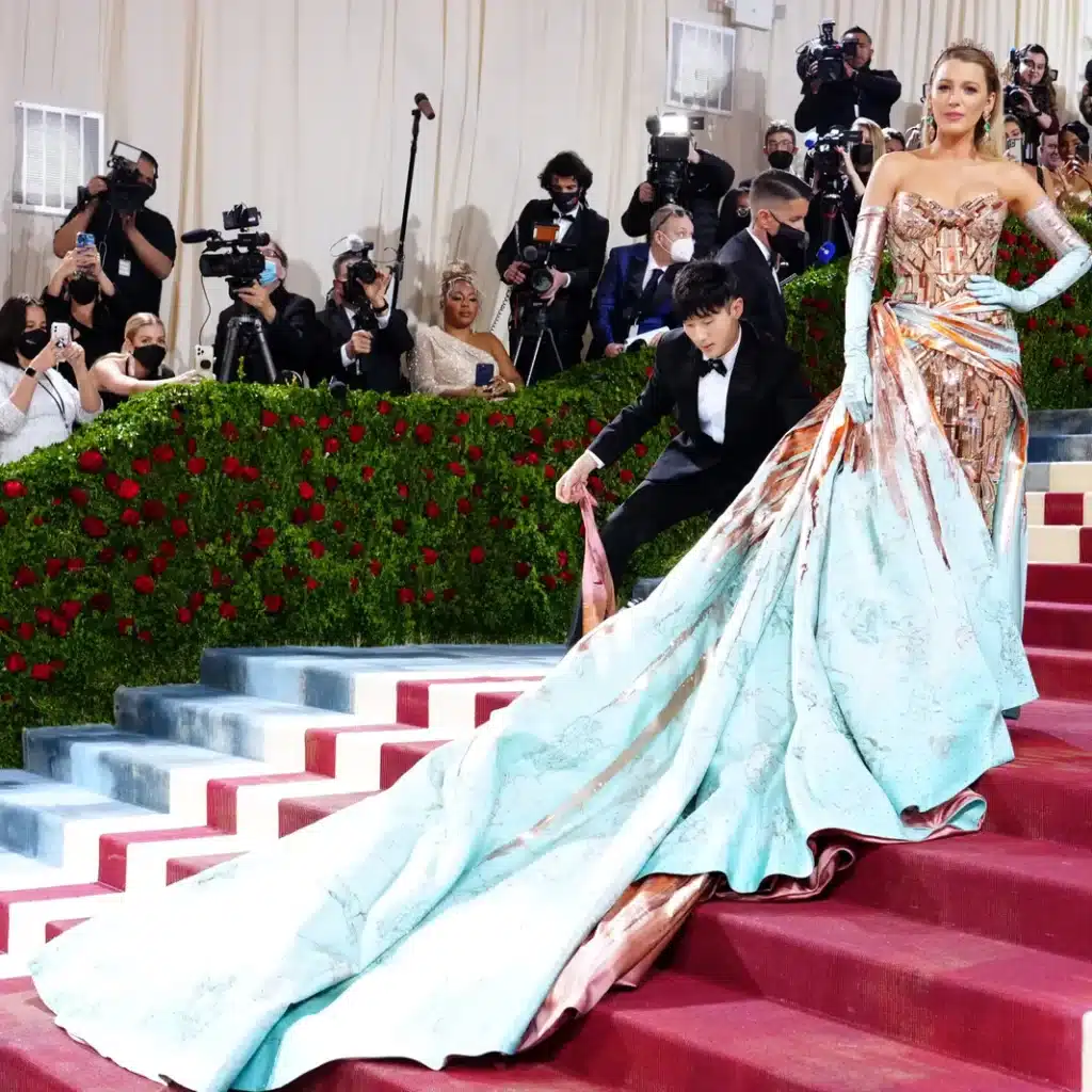 Blake Lively oo jooga Met Gala 2022