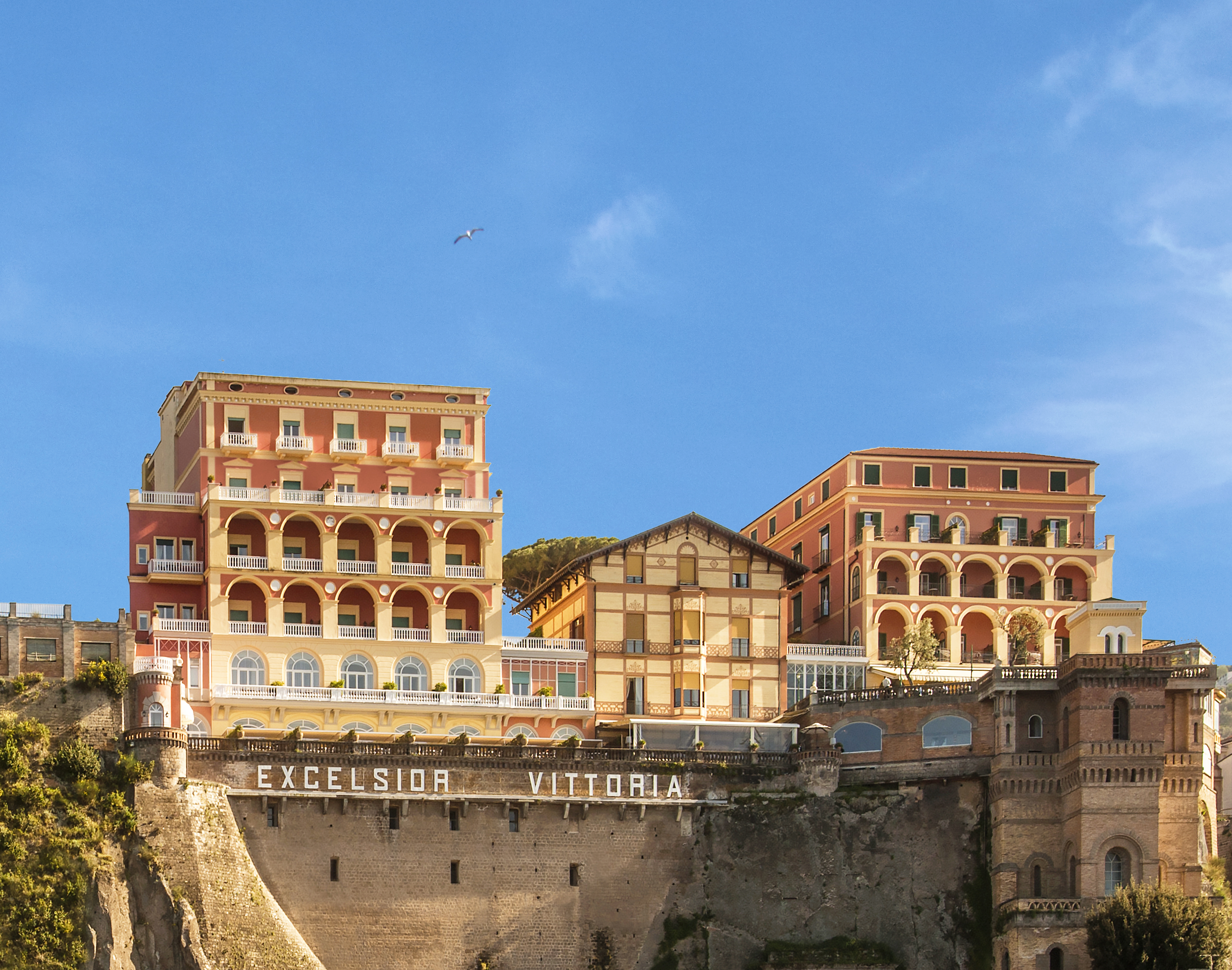 L'hotel è composto da tre edifici storici affacciati sull'incantevole mare di Sorrento