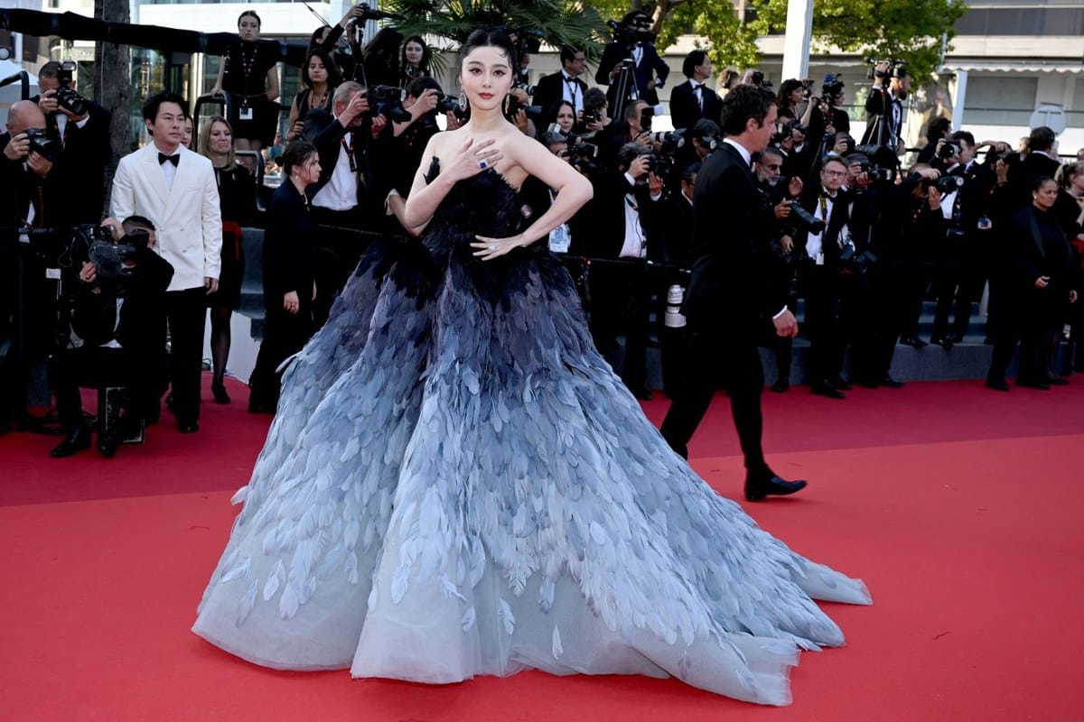 Fan Bingbing portas Elie Saab ĉe la fermceremonio de la Festivalo de Cannes