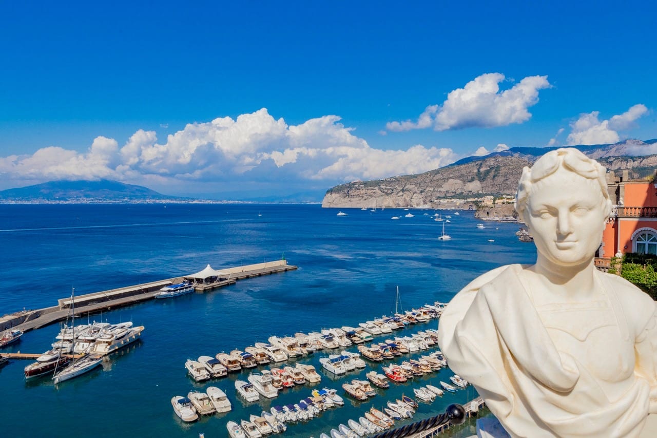 ລະບຽງທີ່ມີຊື່ສຽງທີ່ສຸດໃນ Sorrento ແມ່ນລະບຽງຂອງໂຮງແຮມ Grand Excelsior Vittoria