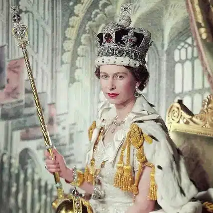 الملكة إليزابيث والصورة الرسمية في يوم تتويجها 