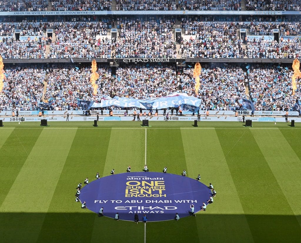 Etihad Airways en "Hayakum fi Abu Dhabi" fiere de histoaryske oerwinning fan Manchester City yn 'e Ingelske Premier League