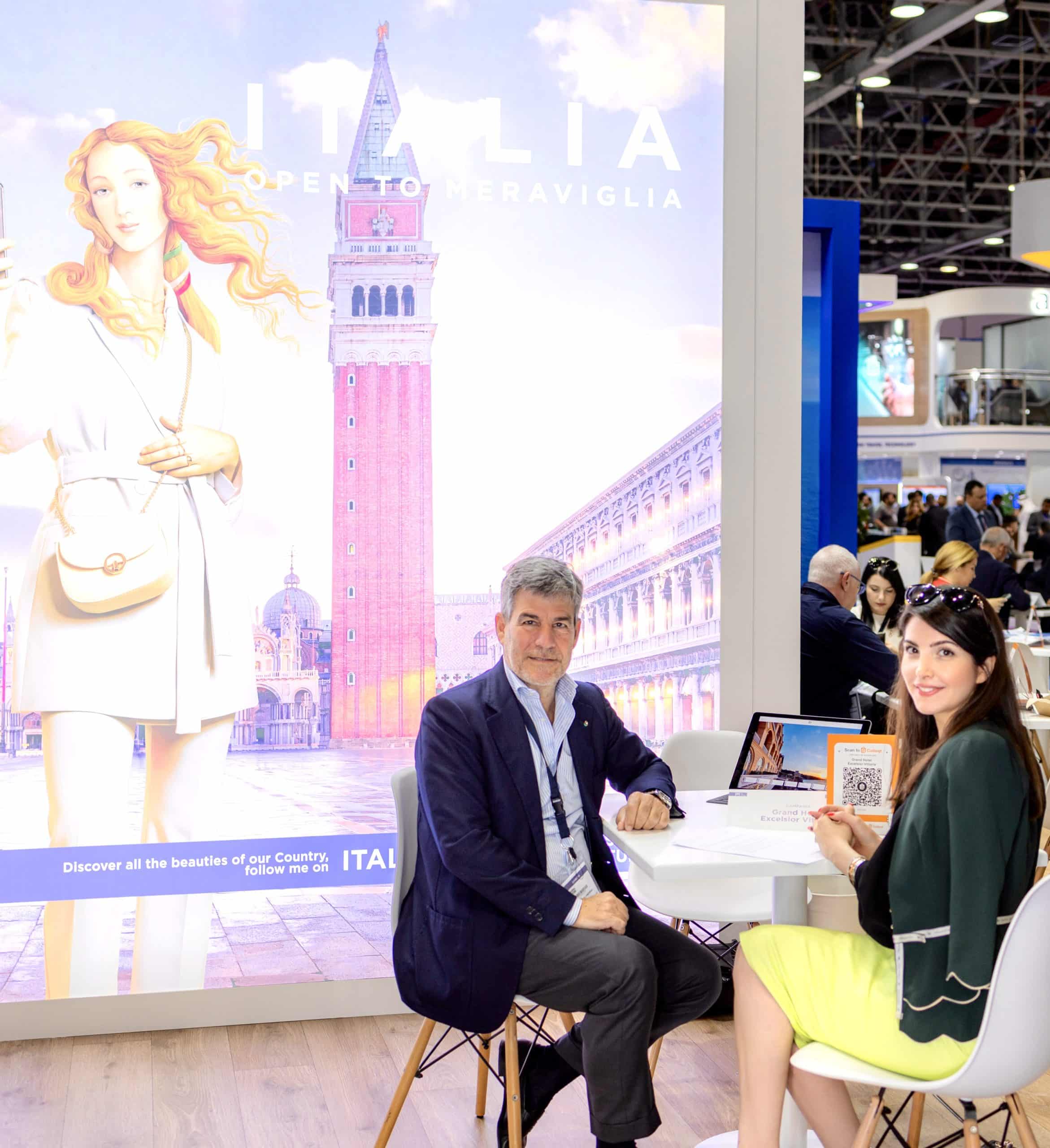 Domnul Giudo Fiorentino și Salwa Azzam de la expoziția Arabian Travel Market din Dubai