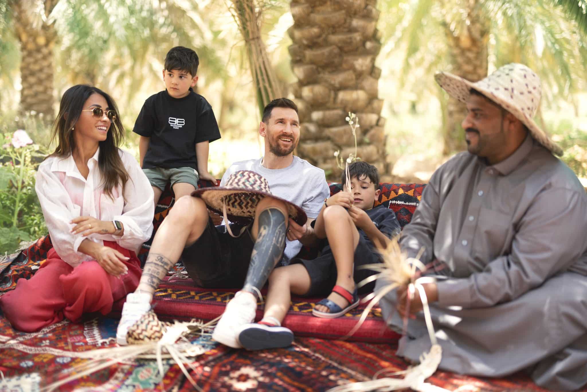 ميسي وعائلته في السعودية