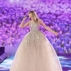 ʻO Taylor Swift a me nā aliʻi wahine e nānā mai iā Elie Saab