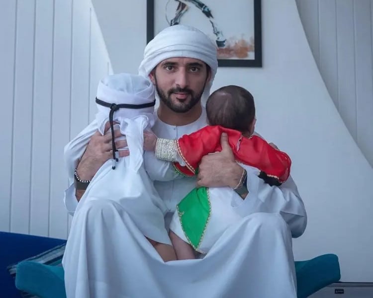 الشيخ حمدان بن راشد يحتفل بعيد ميلاد توأمه