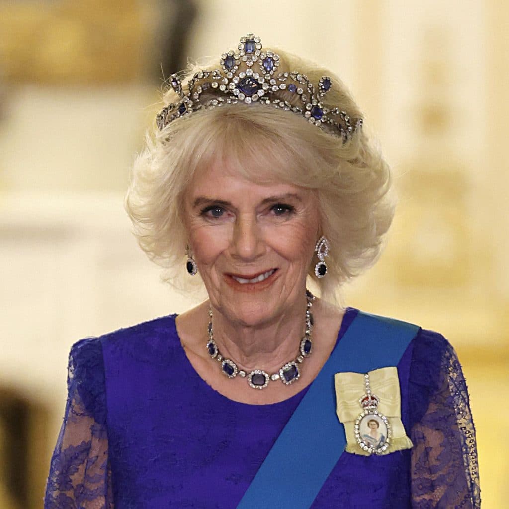 Camilla portas safiran tiaron kaj kolĉenon de la Reĝa Juvelaĵa Kolekto