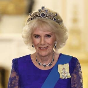 Camilla mengenakan tiara safir dan kalung dari Royal Jewellery Collection
