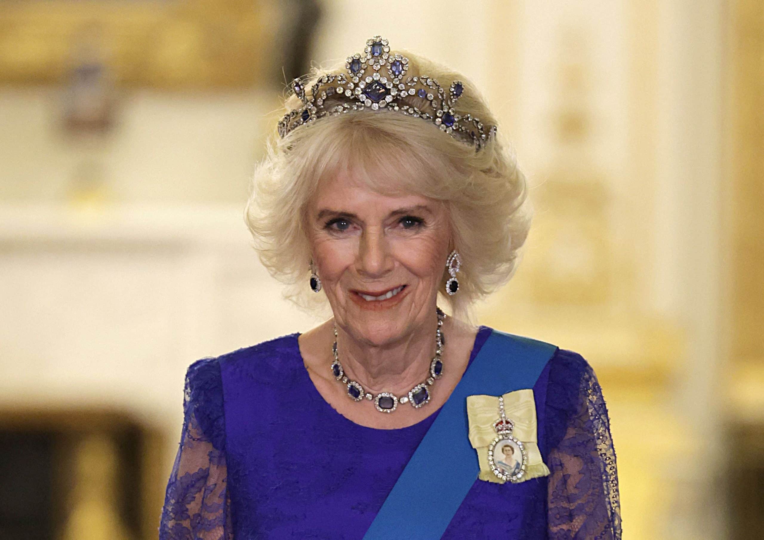 Camilla dia manao tiara safira sy rojo avy amin'ny Royal Jewellery Collection